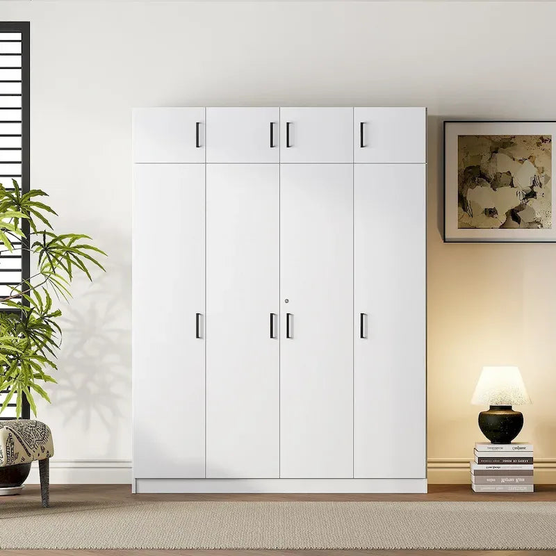 Armoire avec plusieurs options de rangement et placards supérieurs