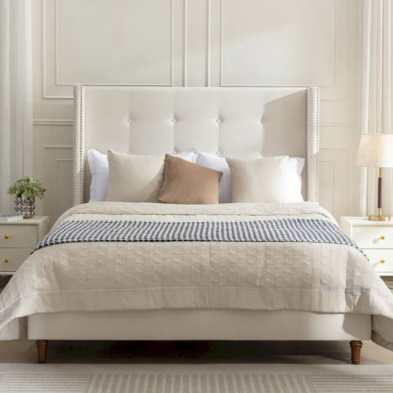 Très grand lit avec une tête de lit haute et rembourrée